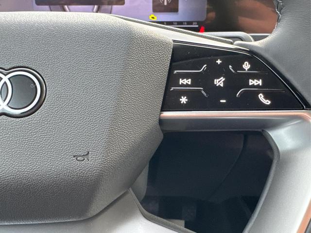 Audi / Q3 / Gelb / / / 