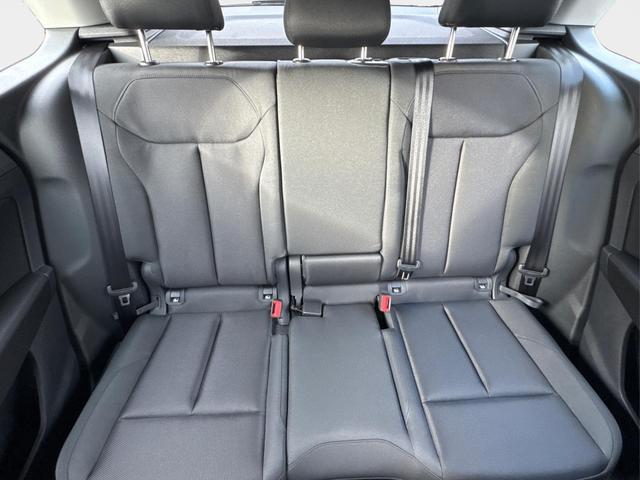 Audi / Q3 / Gelb / / / 