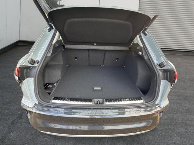 Audi / Q3 / Gelb / / / 