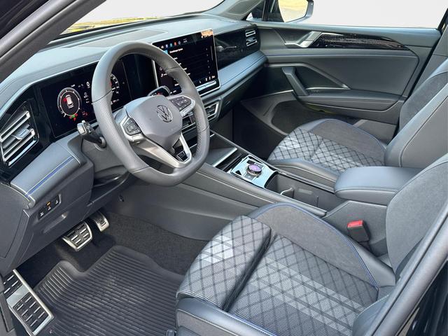 Volkswagen / Tiguan / Schwarz / / / 4 MOT+AHK+NAVI+PANORAMA+EL. HECK.+20 ALU