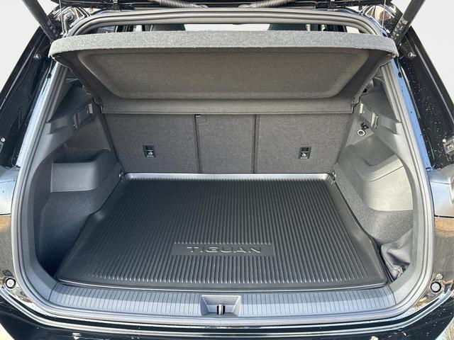 Volkswagen / Tiguan / Schwarz / / / 4 MOT+AHK+NAVI+PANORAMA+EL. HECK.+20 ALU