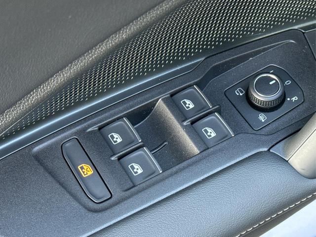 Volkswagen / Tiguan / Schwarz / / / 4 MOT+AHK+NAVI+PANORAMA+EL. HECK.+20 ALU