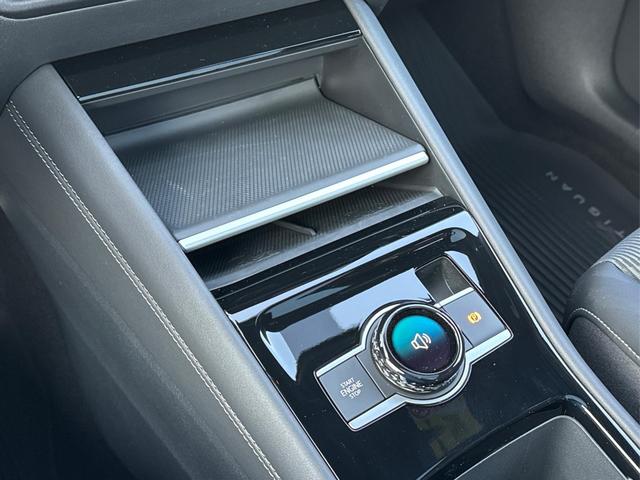 Volkswagen / Tiguan / Schwarz / / / 4 MOT+AHK+NAVI+PANORAMA+EL. HECK.+20 ALU