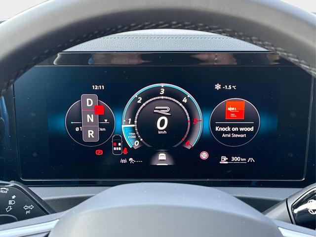 Volkswagen / Tiguan / Schwarz / / / 4 MOT+AHK+NAVI+PANORAMA+EL. HECK.+20 ALU