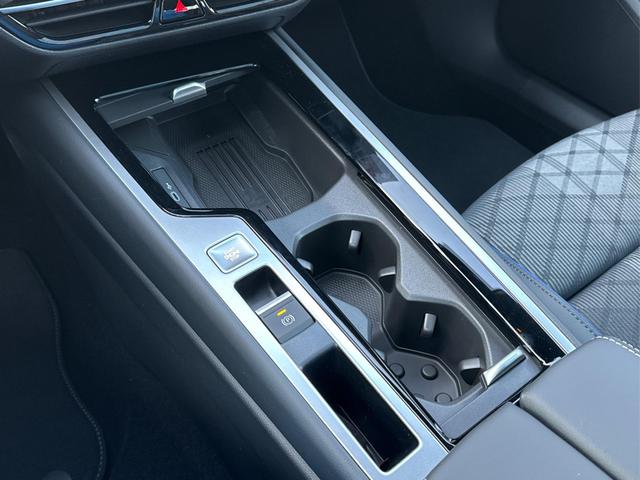 Volkswagen / Passat Variant / Schwarz / / / 4WD+PANO+AHK+HARMAN+NAVI+HUD+Matrix+ACC, Beispielbilder, ggf. teilweise mit Sonderausstattung