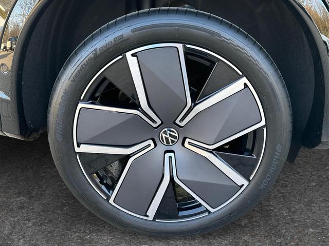 Volkswagen / Tiguan / Schwarz / / / 4 MOT+AHK+NAVI+PANORAMA+EL. HECK.+20 ALU