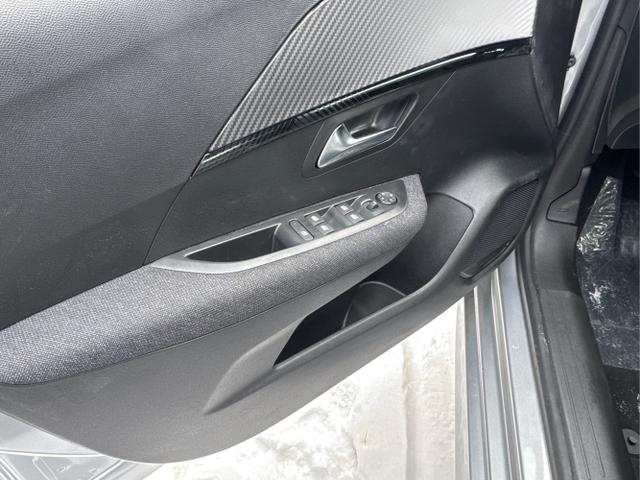 Peugeot / 208 / Grau / / / MAN6+SHZ+LED+PDC+TEMPOMAT