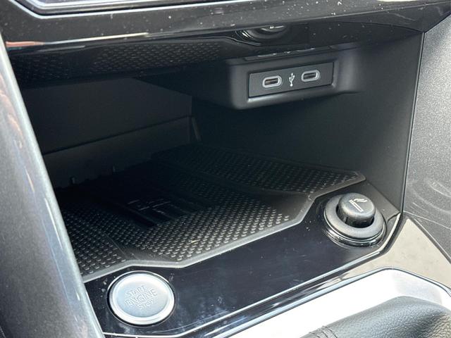 Volkswagen / T-Roc / / / / MATRIX LED+ KAMERA+ EL. HECKKL.+PDC+SHZ, Bild dient zur Illustration und zeigt aufpreispflichtige Sonderausstattung. "Die Herstellergarantie beginnt bei EU-Fahrzeugen bereits bei Auslieferung vom ausl&auml;ndischen Lieferanten und kann um mehr als 14 Tage verk&uuml;rzt sein.