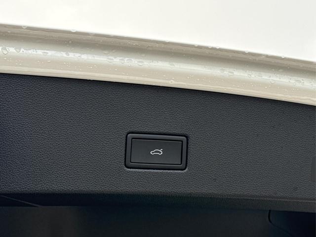 Volkswagen / T-Roc / / / / MATRIX LED+ KAMERA+ EL. HECKKL.+PDC+SHZ, Bild dient zur Illustration und zeigt aufpreispflichtige Sonderausstattung. "Die Herstellergarantie beginnt bei EU-Fahrzeugen bereits bei Auslieferung vom ausl&auml;ndischen Lieferanten und kann um mehr als 14 Tage verk&uuml;rzt sein.