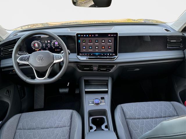 Volkswagen / Tiguan / Grau / / / (Life+) AHK+LED+ACC+KAMERA+el.HECKKL.+SHZ+18ALU