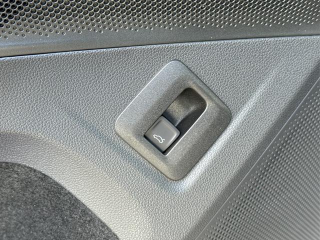 Volkswagen / Tiguan / Grau / / / (Life+) AHK+LED+ACC+KAMERA+el.HECKKL.+SHZ+18ALU