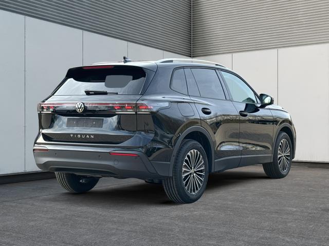 Volkswagen / Tiguan / Schwarz / / / (Life+) AHK+LED+ACC+KAMERA+el.HECKKL.+SHZ+18ALU