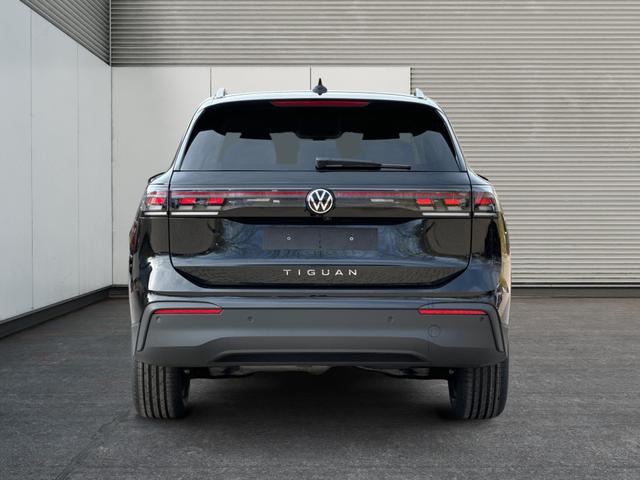 Volkswagen / Tiguan / Schwarz / / / (Life+) AHK+LED+ACC+KAMERA+el.HECKKL.+SHZ+18ALU