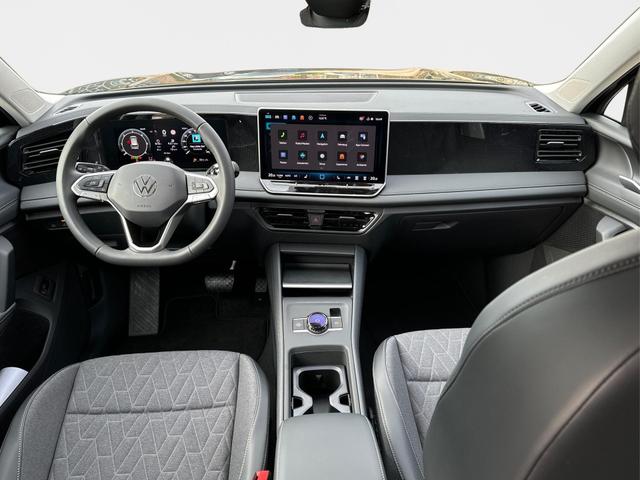 Volkswagen / Tiguan / Schwarz / / / (Life+) AHK+LED+ACC+KAMERA+el.HECKKL.+SHZ+18ALU