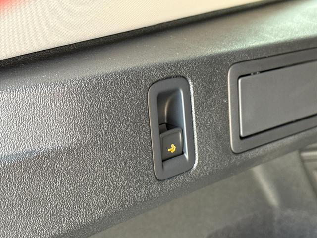 Volkswagen / Tiguan / Schwarz / / / (Life+) AHK+LED+ACC+KAMERA+el.HECKKL.+SHZ+18ALU