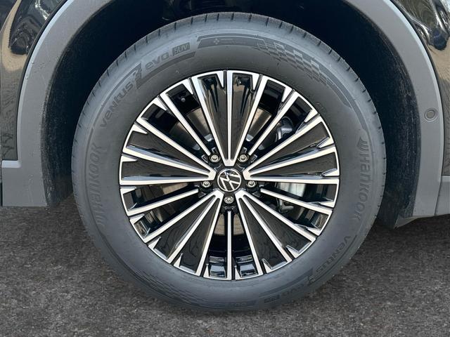 Volkswagen / Tiguan / Schwarz / / / (Life+) AHK+LED+ACC+KAMERA+el.HECKKL.+SHZ+18ALU