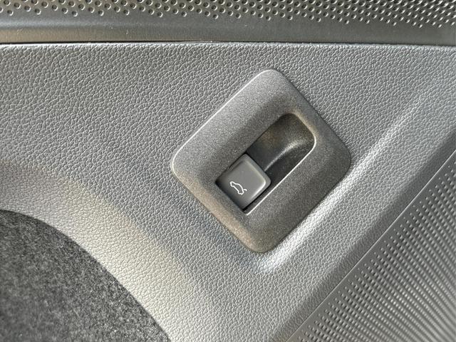 Volkswagen / Tiguan / Schwarz / / / (Life+) AHK+LED+ACC+KAMERA+el.HECKKL.+SHZ+18ALU