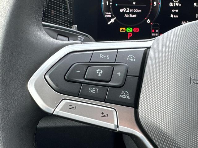 Volkswagen / Tiguan / Schwarz / / / (Life+) AHK+LED+ACC+KAMERA+el.HECKKL.+SHZ+18ALU