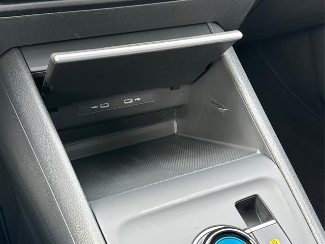 Volkswagen / Tiguan / Schwarz / / / (Life+) AHK+LED+ACC+KAMERA+el.HECKKL.+SHZ+18ALU