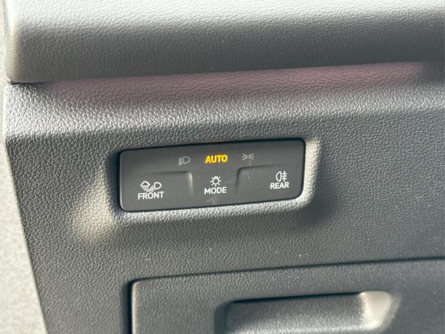 Volkswagen / Tiguan / Schwarz / / / (Life+) AHK+LED+ACC+KAMERA+el.HECKKL.+SHZ+18ALU