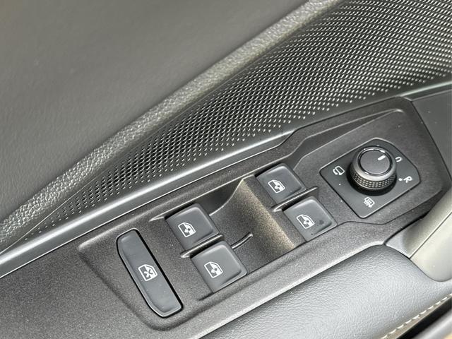 Volkswagen / Tiguan / Schwarz / / / (Life+) AHK+LED+ACC+KAMERA+el.HECKKL.+SHZ+18ALU