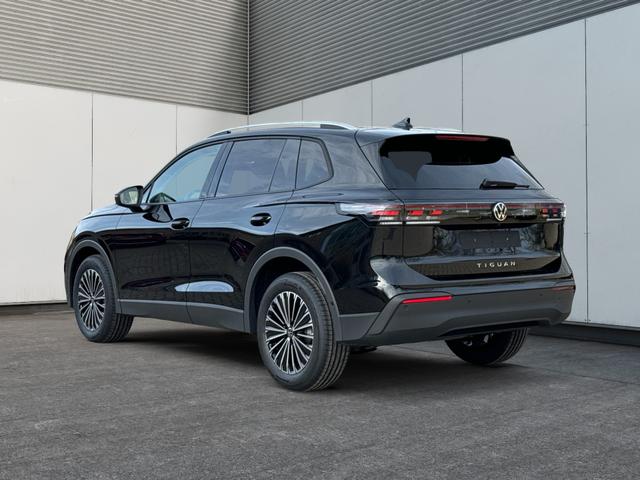 Volkswagen / Tiguan / Schwarz / / / (Life+) AHK+LED+ACC+KAMERA+el.HECKKL.+SHZ+18ALU