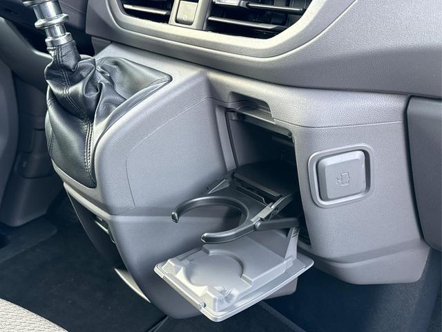 Volkswagen / T7 Caravelle / / / / LR+9 Sitze+AHK+KLIMAAUT.+KAMERA+PDC+LED