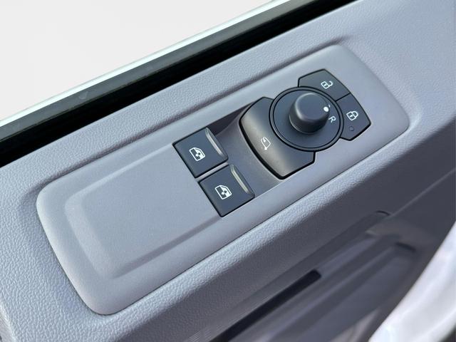 Volkswagen / T7 Caravelle / / / / LR+9 Sitze+AHK+KLIMAAUT.+KAMERA+PDC+LED