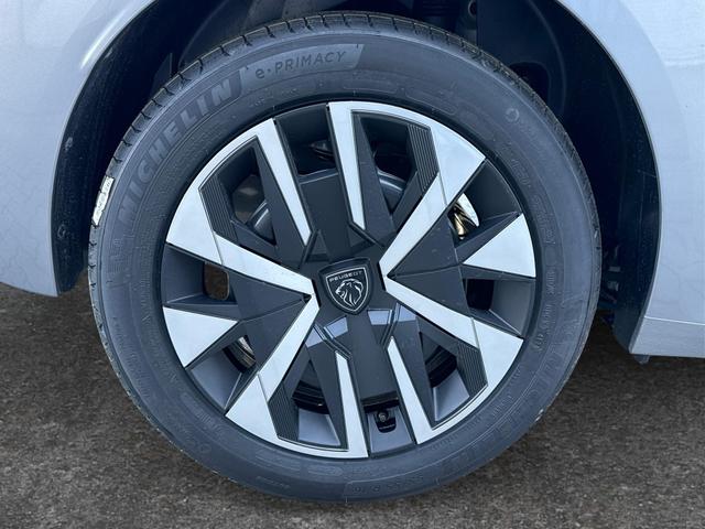 Peugeot / 208 / Grau / / / MAN6+SHZ+LED+PDC+TEMPOMAT