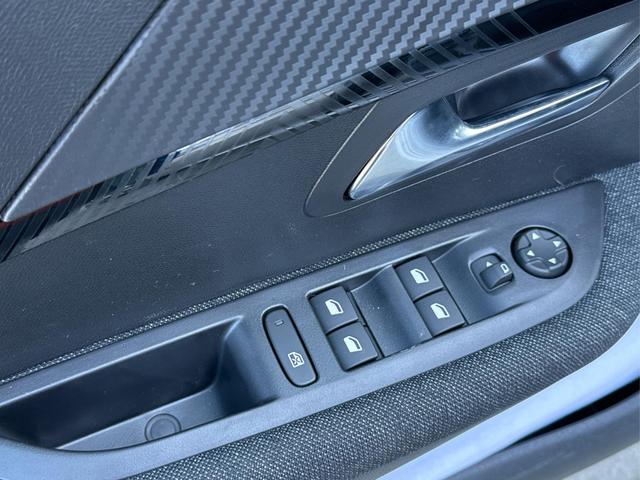 Peugeot / 208 / Grau / / / MAN6+SHZ+LED+PDC+TEMPOMAT