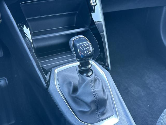 Peugeot / 208 / Grau / / / MAN6+SHZ+LED+PDC+TEMPOMAT