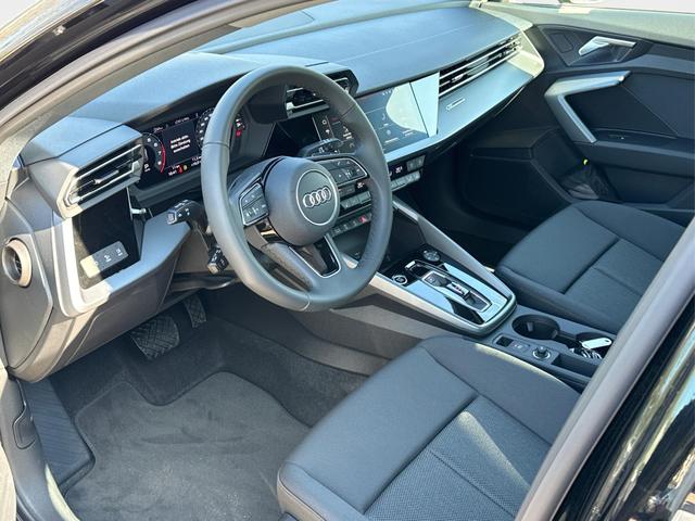 Audi / A3 Sportback / Schwarz / / / ACC+KAMERA+SHZ+LED+16LM+APP