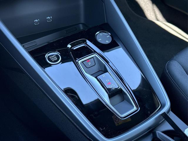 Audi / A3 Sportback / Schwarz / / / ACC+KAMERA+SHZ+LED+16LM+APP