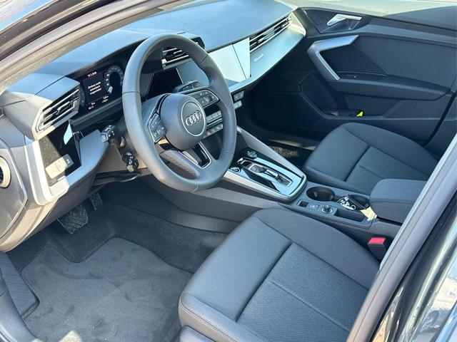 Audi / A3 Sportback / Grau / / / ACC+KAMERA+SHZ+LED+16LM+APP, Beispielbilder, ggf. teilweise mit Sonderausstattung