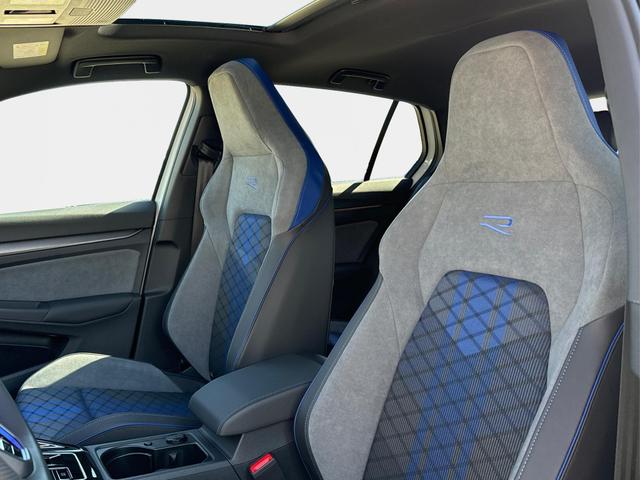 Volkswagen / Golf / Wei&szlig; / / / 4x4+PANO+MATRIX+HUD+HARMAN+NAVI+360 KAMERA+19 LM, Beispielbilder