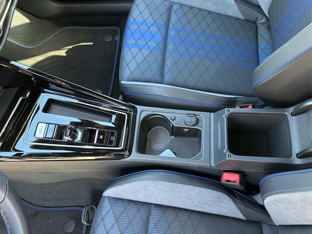 Volkswagen / Golf / Wei&szlig; / / / 4x4+PANO+MATRIX+HUD+HARMAN+NAVI+360 KAMERA+19 LM, Beispielbilder