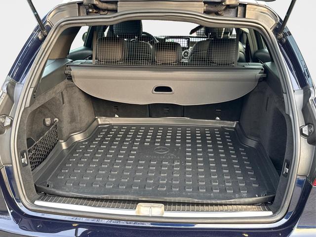 Mercedes-Benz / C-Klasse / Blau / / / C 300 T AMG-Line+LED+NAVI+KAMERA+19AMG-Felgen+el.HECK