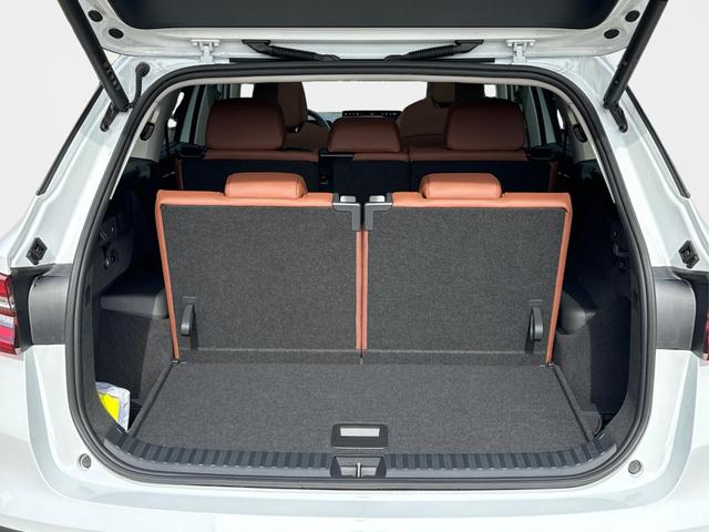 Skoda / Kodiaq / Wei&szlig; / / / LEDER+AHK+PANO+MATRIX+360 KAM+eHK+20 LM, Beispielbilder, ggf. teilweise mit Sonderausstattung