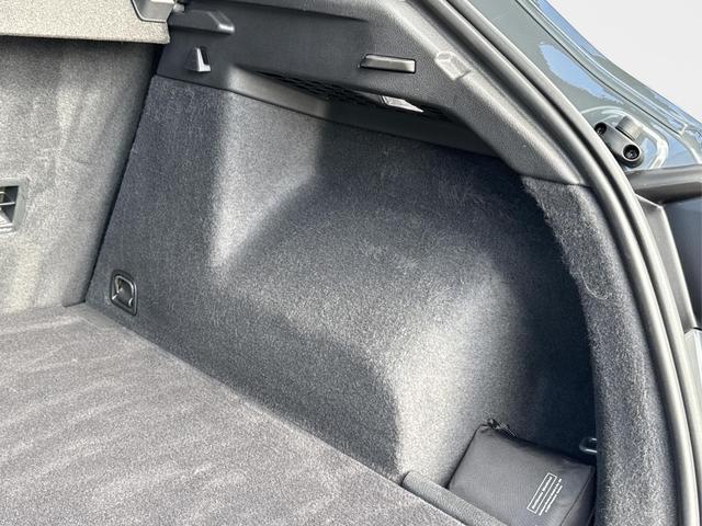 Audi / Q3 / Grau / / / 1.5 TSI-DSG AHK+18ALU+PDC+GRA+SHZ