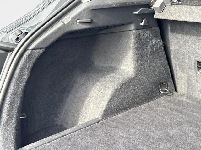 Audi / Q3 / Grau / / / 1.5 TSI-DSG AHK+18ALU+PDC+GRA+SHZ