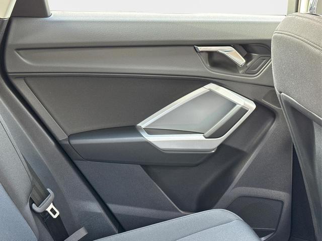Audi / Q3 / Grau / / / 1.5 TSI-DSG AHK+18ALU+PDC+GRA+SHZ