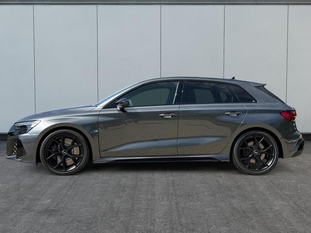 Audi / RS3 Sportback / Grau / / / MATRIX+360KAM+SHZ+KLIMA+LED+SOUND+19ALU+DESIGNPAKET ROT, Beispielbilder, ggf. teilweise mit Sonderausstattung