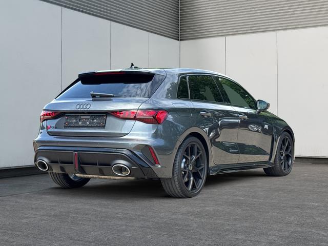Audi / RS3 Sportback / Grau / / / MATRIX+360KAM+SHZ+KLIMA+LED+SOUND+19ALU+DESIGNPAKET ROT, Beispielbilder, ggf. teilweise mit Sonderausstattung