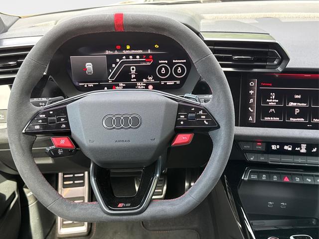 Audi / RS3 Sportback / Grau / / / MATRIX+360KAM+SHZ+KLIMA+LED+SOUND+19ALU+DESIGNPAKET ROT, Beispielbilder
