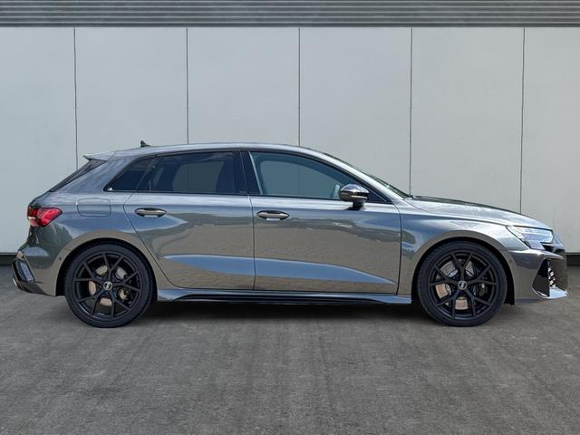 Audi / RS3 Sportback / Grau / / / MATRIX+360KAM+SHZ+KLIMA+LED+SOUND+19ALU+DESIGNPAKET ROT, Beispielbilder, ggf. teilweise mit Sonderausstattung