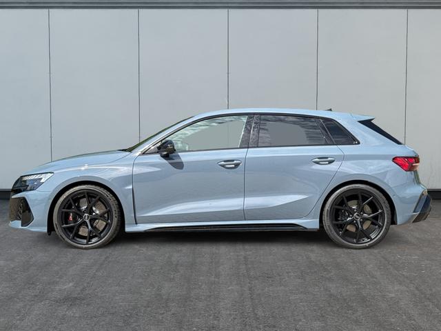 Audi / RS3 Sportback / Grau / / / MATRIX+360KAM+SHZ+KLIMA+LED+SOUND+19ALU+DESIGNPAKET ROT, Beispielbilder, ggf. teilweise mit Sonderausstattung