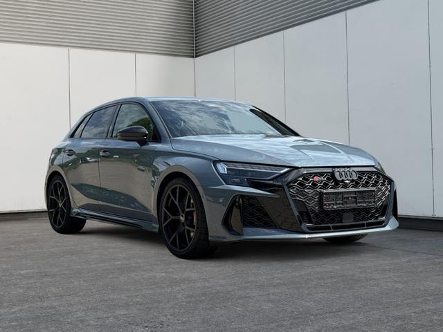 Audi / RS3 Sportback / Grau / / / MATRIX+360KAM+SHZ+KLIMA+LED+SOUND+19ALU+DESIGNPAKET ROT, Beispielbilder, ggf. teilweise mit Sonderausstattung