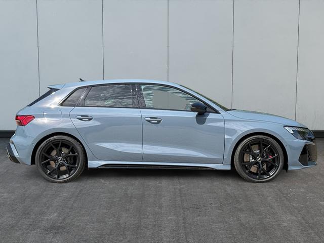 Audi / RS3 Sportback / Grau / / / MATRIX+360KAM+SHZ+KLIMA+LED+SOUND+19ALU+DESIGNPAKET ROT, Beispielbilder, ggf. teilweise mit Sonderausstattung