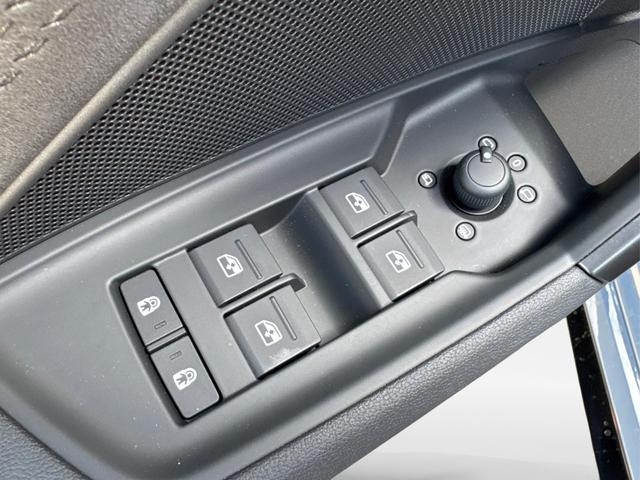 Audi / RS3 Sportback / Grau / / / MATRIX+360KAM+SHZ+KLIMA+LED+SOUND+19ALU+DESIGNPAKET ROT, Beispielbilder