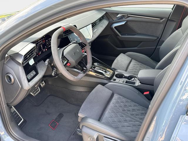 Audi / RS3 Sportback / Grau / / / MATRIX+360KAM+SHZ+KLIMA+LED+SOUND+19ALU+DESIGNPAKET ROT, Beispielbilder